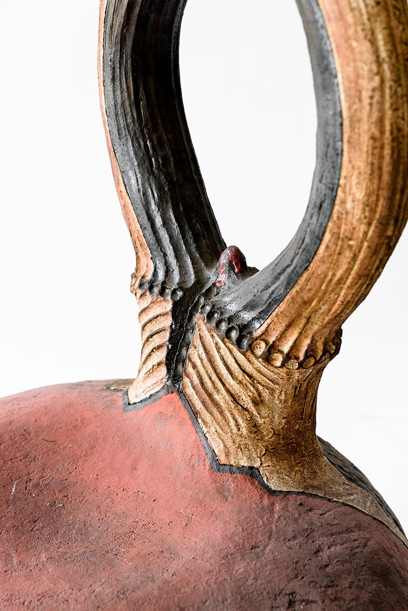 Andile dyalvane 谈祖先、社区和他为弗里德曼·本达的“对话中的设计”设计的雕塑陶瓷座椅