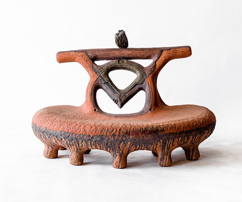 Andile dyalvane 谈祖先、社区和他为弗里德曼·本达的“对话中的设计”设计的雕塑陶瓷座椅