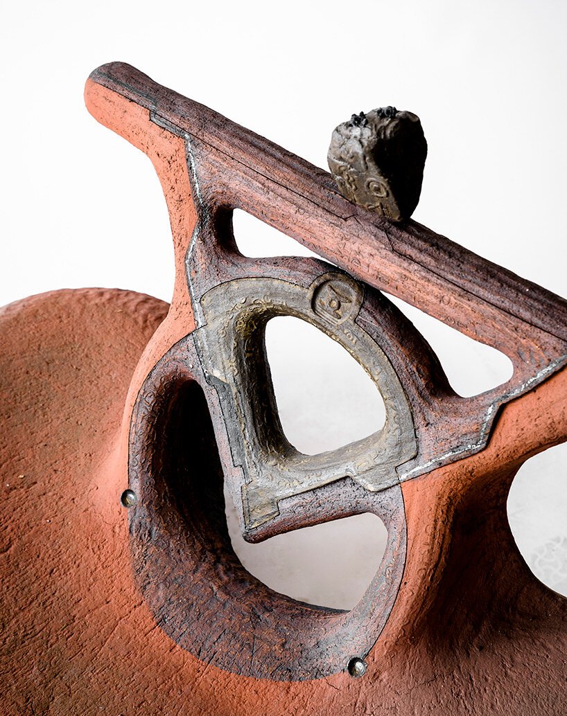 Andile dyalvane 谈祖先、社区和他为弗里德曼·本达的“对话中的设计”设计的雕塑陶瓷座椅