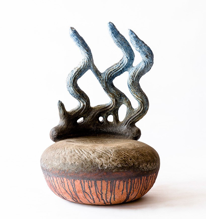 Andile dyalvane 谈祖先、社区和他为弗里德曼·本达的“对话中的设计”设计的雕塑陶瓷座椅