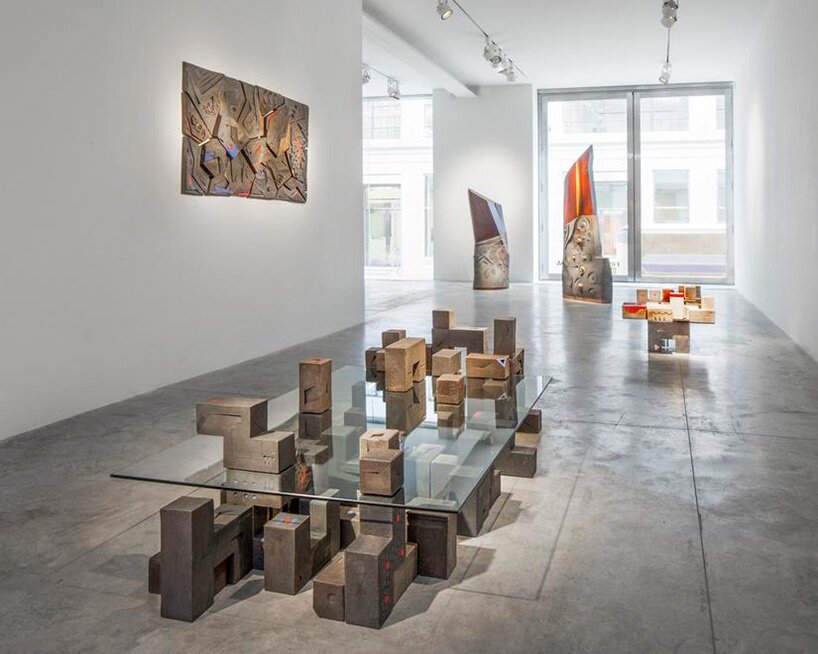 Andile dyalvane 谈祖先、社区和他为弗里德曼·本达的“对话中的设计”设计的雕塑陶瓷座椅