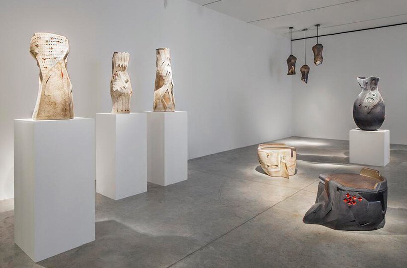 Andile dyalvane 谈祖先、社区和他为弗里德曼·本达的“对话中的设计”设计的雕塑陶瓷座椅