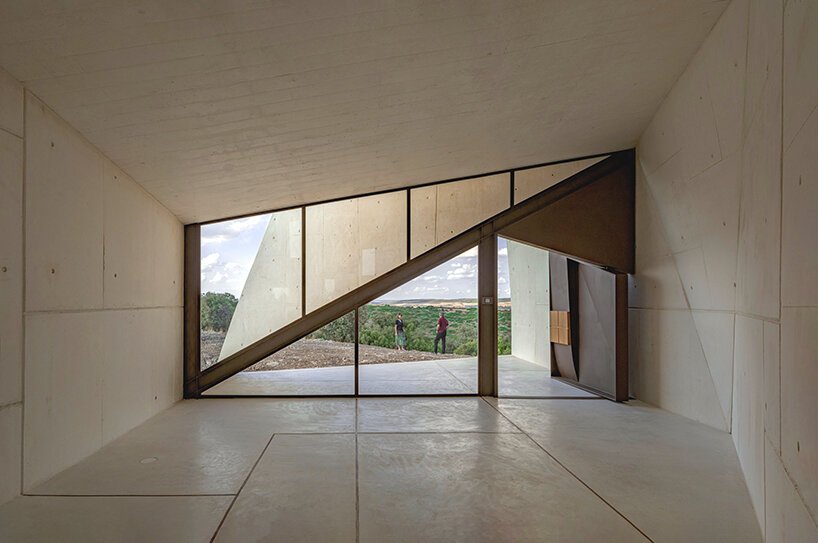 桑乔 - 马德里德霍斯在西班牙中部的山地景观上建造了折纸般的教堂 桑乔 - 马德里德霍斯在西班牙中部的山地景观上建造了折纸般的教堂