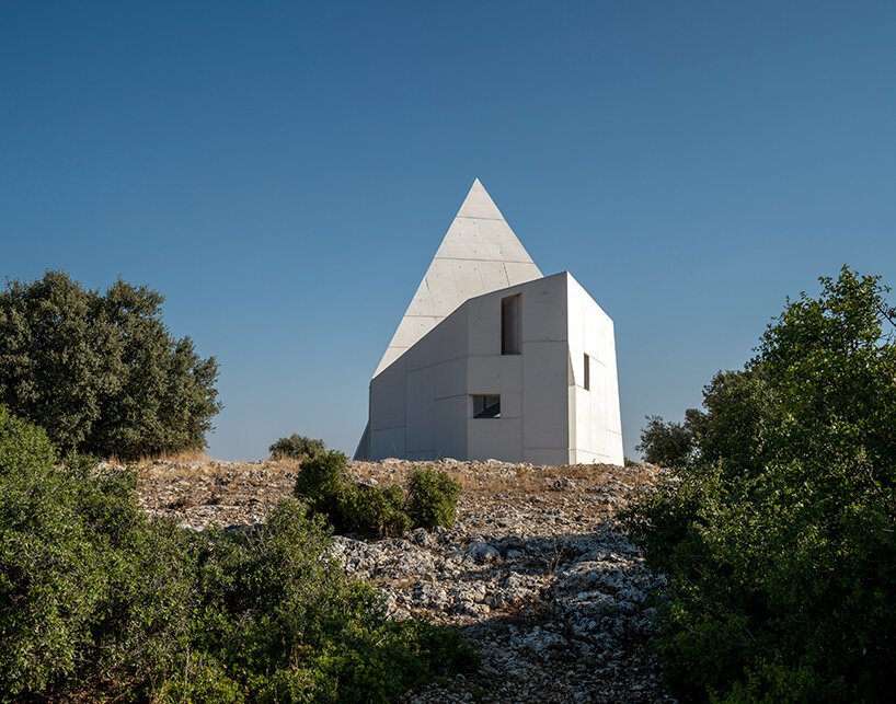 桑乔 - 马德里德霍斯在西班牙中部的山地景观上建造了折纸般的教堂 桑乔 - 马德里德霍斯在西班牙中部的山地景观上建造了折纸般的教堂