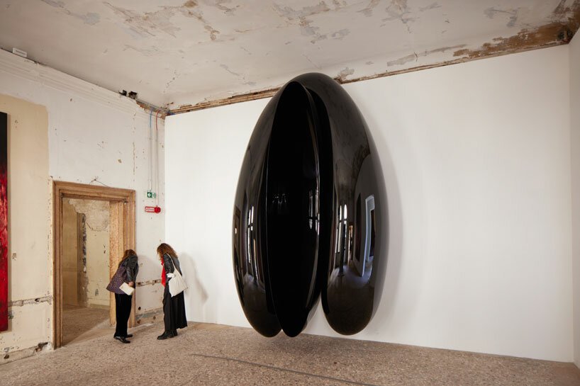 安尼什·卡普尔 (Anish Kapoor) 在威尼斯:这位英国艺术家为艺术双年展带来了血红和万塔黑 安尼什·卡普尔 (Anish Kapoor) 在威尼斯:这位英国艺术家为艺术双年展带来了血红和万塔黑