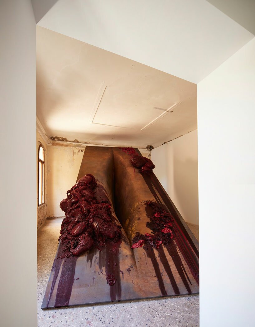 安尼什·卡普尔 (Anish Kapoor) 在威尼斯:这位英国艺术家为艺术双年展带来了血红和万塔黑 安尼什·卡普尔 (Anish Kapoor) 在威尼斯:这位英国艺术家为艺术双年展带来了血红和万塔黑