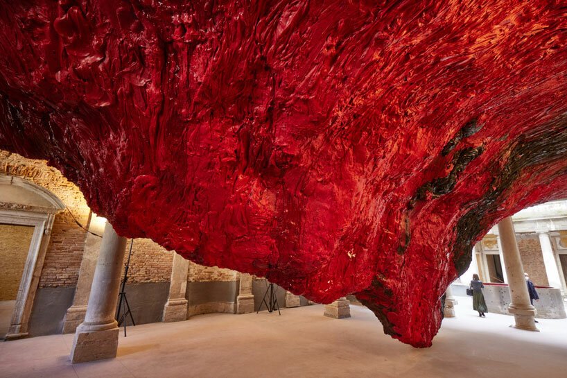 安尼什·卡普尔 (Anish Kapoor) 在威尼斯:这位英国艺术家为艺术双年展带来了血红和万塔黑 安尼什·卡普尔 (Anish Kapoor) 在威尼斯:这位英国艺术家为艺术双年展带来了血红和万塔黑