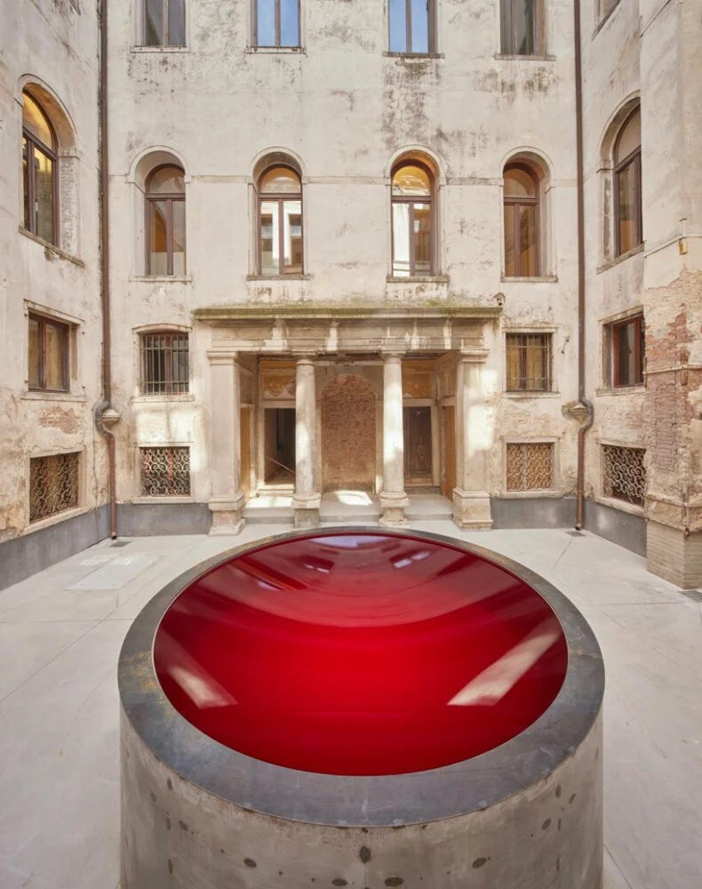 安尼什·卡普尔 (Anish Kapoor) 在威尼斯:这位英国艺术家为艺术双年展带来了血红和万塔黑 安尼什·卡普尔 (Anish Kapoor) 在威尼斯:这位英国艺术家为艺术双年展带来了血红和万塔黑