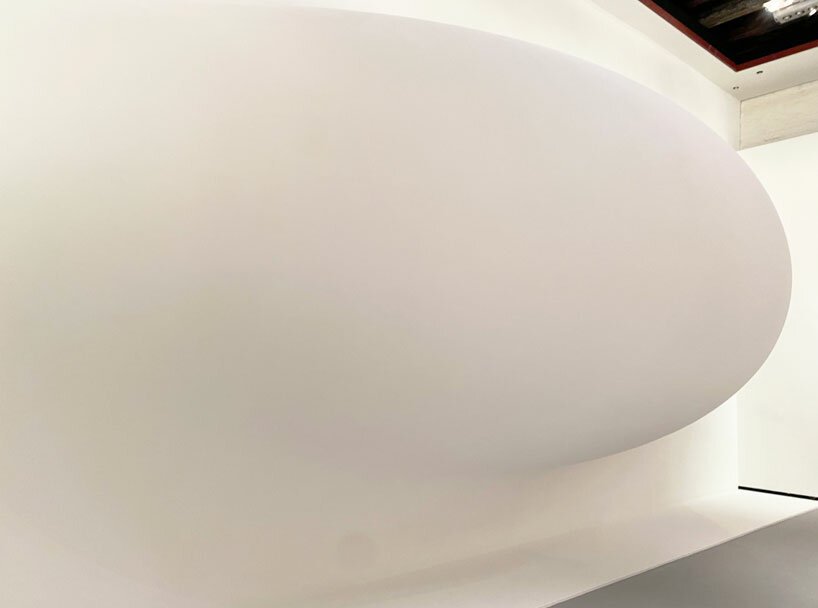 安尼什·卡普尔 (Anish Kapoor) 在威尼斯:这位英国艺术家为艺术双年展带来了血红和万塔黑 安尼什·卡普尔 (Anish Kapoor) 在威尼斯:这位英国艺术家为艺术双年展带来了血红和万塔黑