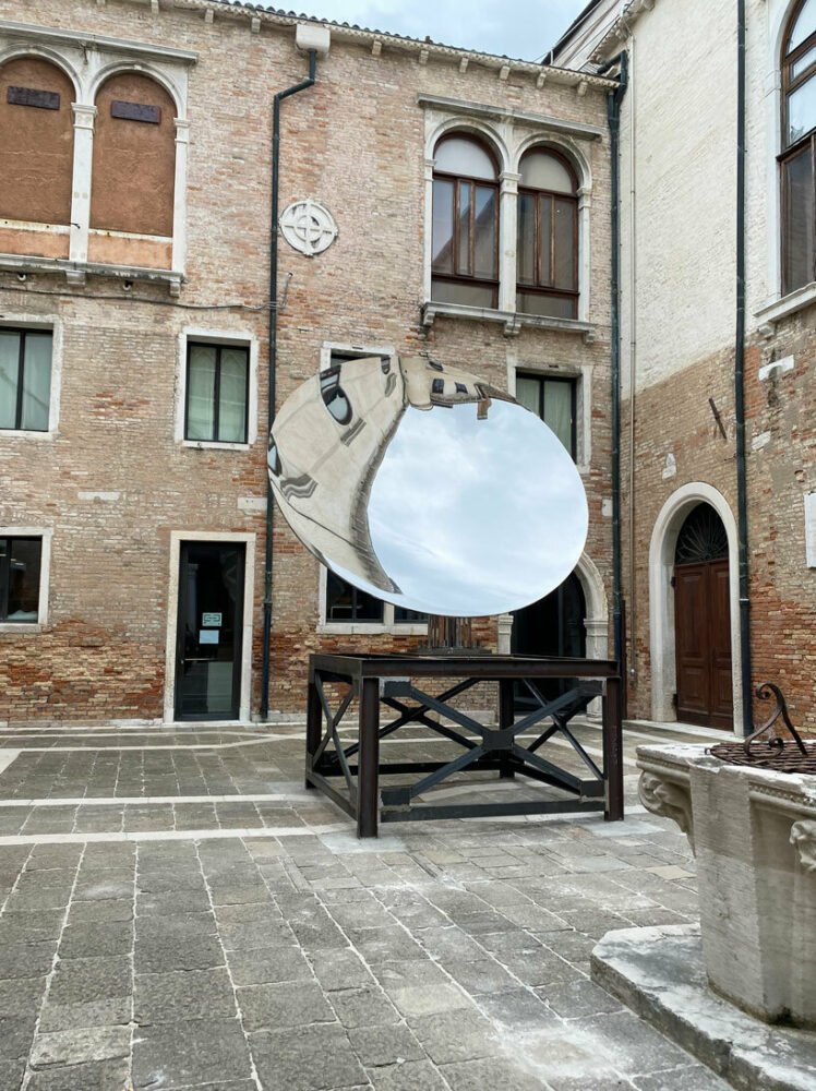 安尼什·卡普尔 (Anish Kapoor) 在威尼斯:这位英国艺术家为艺术双年展带来了血红和万塔黑 安尼什·卡普尔 (Anish Kapoor) 在威尼斯:这位英国艺术家为艺术双年展带来了血红和万塔黑