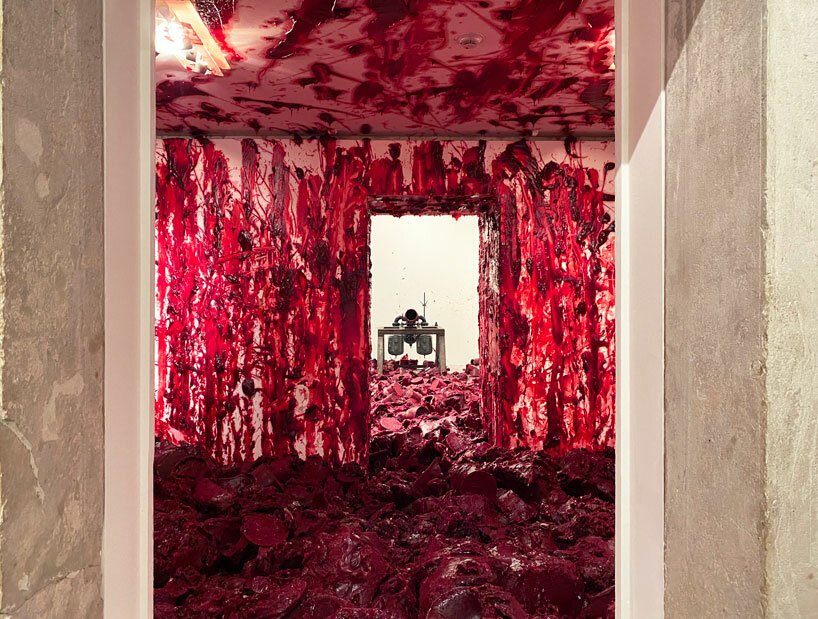 安尼什·卡普尔 (Anish Kapoor) 在威尼斯:这位英国艺术家为艺术双年展带来了血红和万塔黑 安尼什·卡普尔 (Anish Kapoor) 在威尼斯:这位英国艺术家为艺术双年展带来了血红和万塔黑