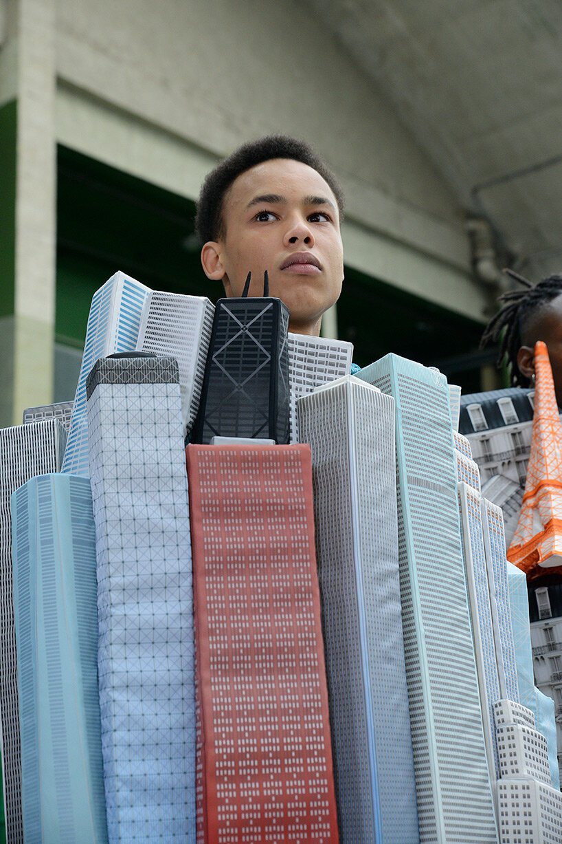 virgil abloh 为路易威登 2021 秋冬男装秀设计可穿戴城市景观夹克 virgil abloh 为路易威登 2021 秋冬男装秀设计可穿戴城市景观夹克