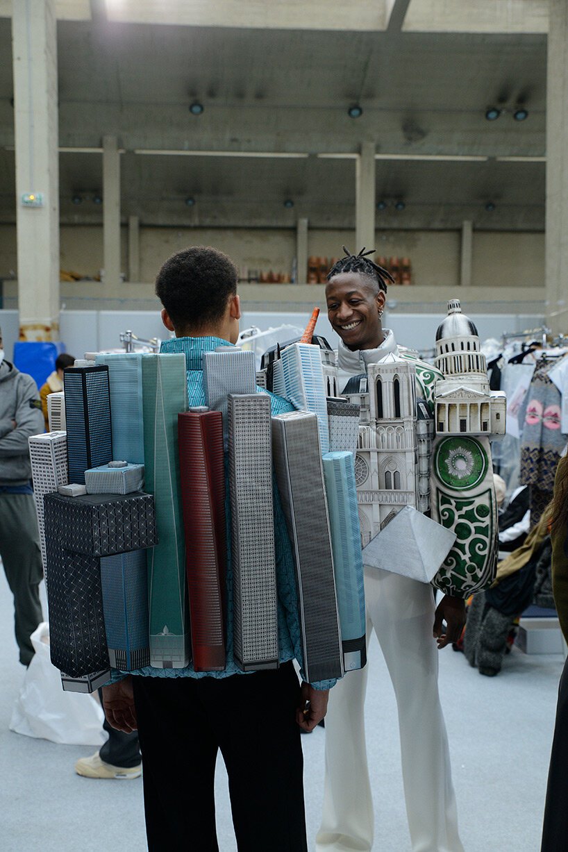 virgil abloh 为路易威登 2021 秋冬男装秀设计可穿戴城市景观夹克 virgil abloh 为路易威登 2021 秋冬男装秀设计可穿戴城市景观夹克