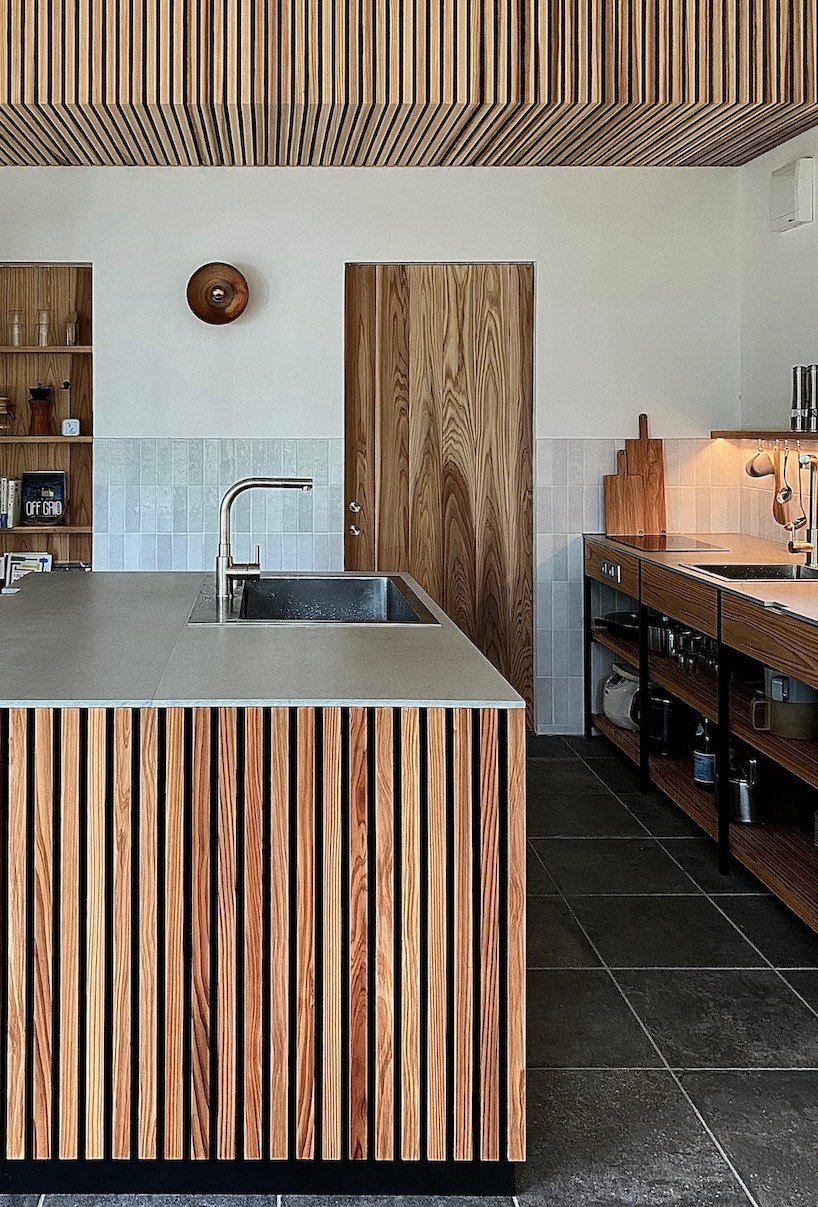 “sumu yakushima”通过再生建筑矗立在日本的荒野中