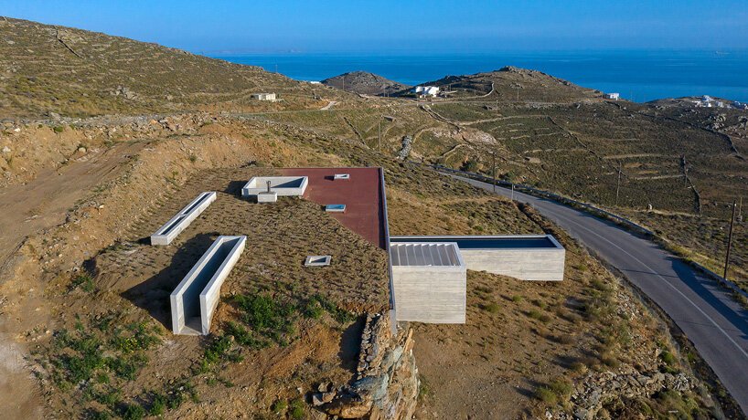 阿里斯蒂德斯达拉斯建筑师事务所将“游泳池别墅”融入蒂诺斯岛崎岖的景观中