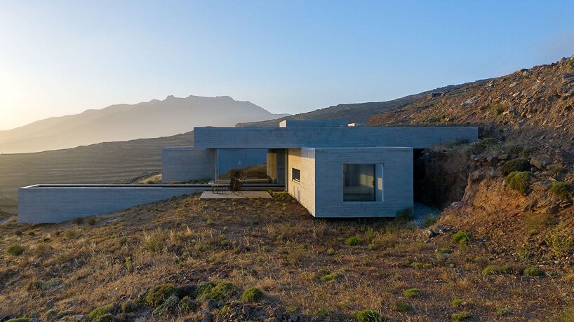 阿里斯蒂德斯达拉斯建筑师事务所将“游泳池别墅”融入蒂诺斯岛崎岖的景观中