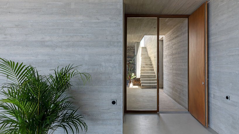 阿里斯蒂德斯达拉斯建筑师事务所将“游泳池别墅”融入蒂诺斯岛崎岖的景观中