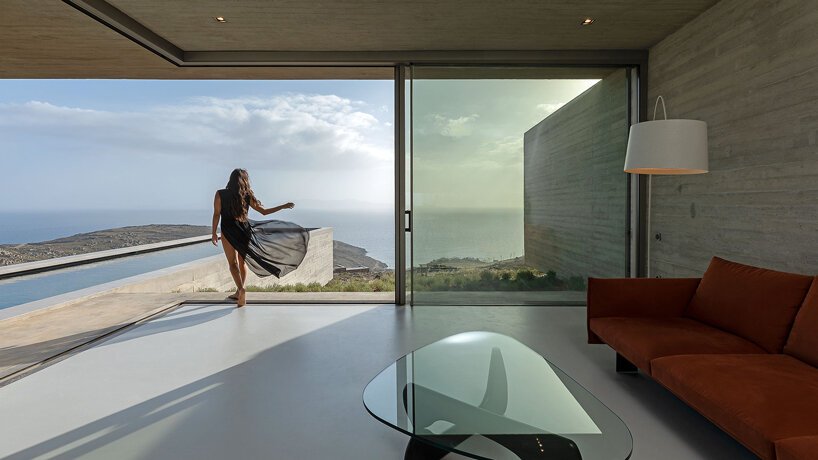 阿里斯蒂德斯达拉斯建筑师事务所将“游泳池别墅”融入蒂诺斯岛崎岖的景观中