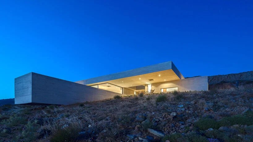 阿里斯蒂德斯达拉斯建筑师事务所将“游泳池别墅”融入蒂诺斯岛崎岖的景观中