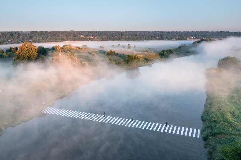 格雷戈里·奥雷霍夫(gregory orekhov)在大地艺术中描绘了一条穿越莫斯科河的象征性人行横道 格雷戈里·奥雷霍夫(gregory orekhov)在大地艺术中描绘了一条穿越莫斯科河的象征性人行横道