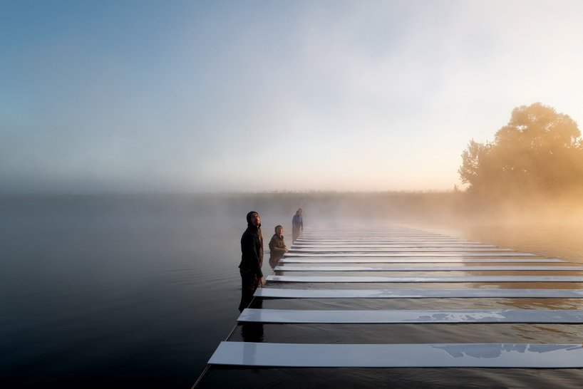 格雷戈里·奥雷霍夫(gregory orekhov)在大地艺术中描绘了一条穿越莫斯科河的象征性人行横道 格雷戈里·奥雷霍夫(gregory orekhov)在大地艺术中描绘了一条穿越莫斯科河的象征性人行横道