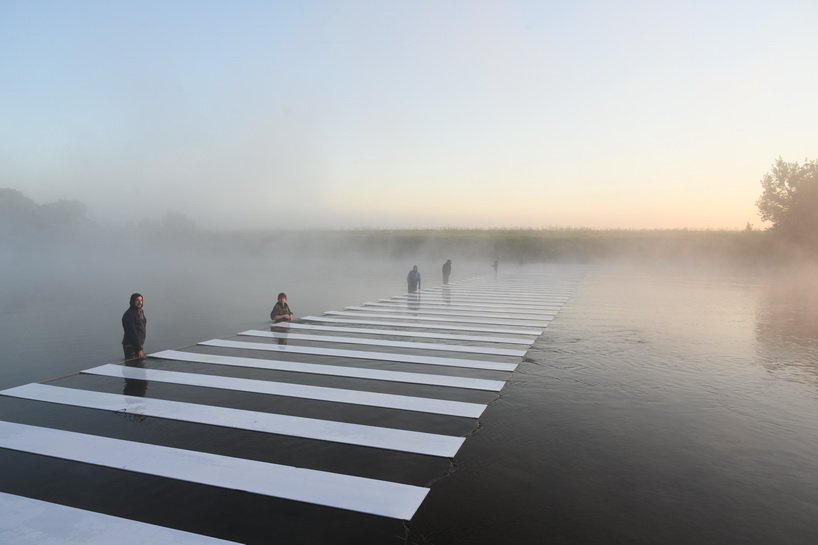 格雷戈里·奥雷霍夫(gregory orekhov)在大地艺术中描绘了一条穿越莫斯科河的象征性人行横道 格雷戈里·奥雷霍夫(gregory orekhov)在大地艺术中描绘了一条穿越莫斯科河的象征性人行横道