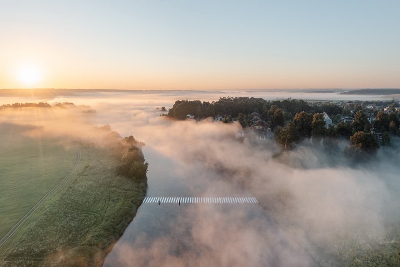 格雷戈里·奥雷霍夫(gregory orekhov)在大地艺术中描绘了一条穿越莫斯科河的象征性人行横道 格雷戈里·奥雷霍夫(gregory orekhov)在大地艺术中描绘了一条穿越莫斯科河的象征性人行横道