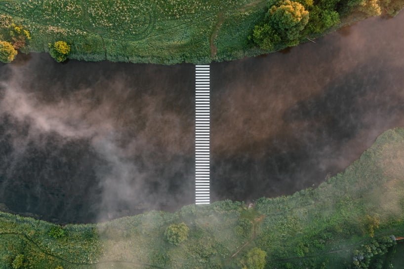 格雷戈里·奥雷霍夫(gregory orekhov)在大地艺术中描绘了一条穿越莫斯科河的象征性人行横道 格雷戈里·奥雷霍夫(gregory orekhov)在大地艺术中描绘了一条穿越莫斯科河的象征性人行横道