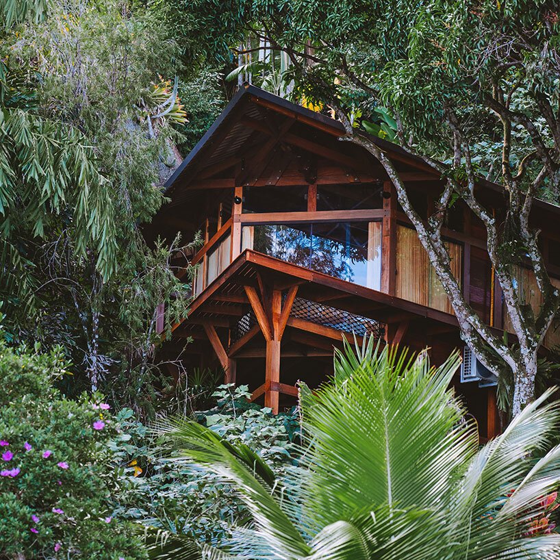 三角形“casa proa”树屋漂浮在巴西沿海树冠之间 三角形“casa proa”树屋漂浮在巴西沿海树冠之间