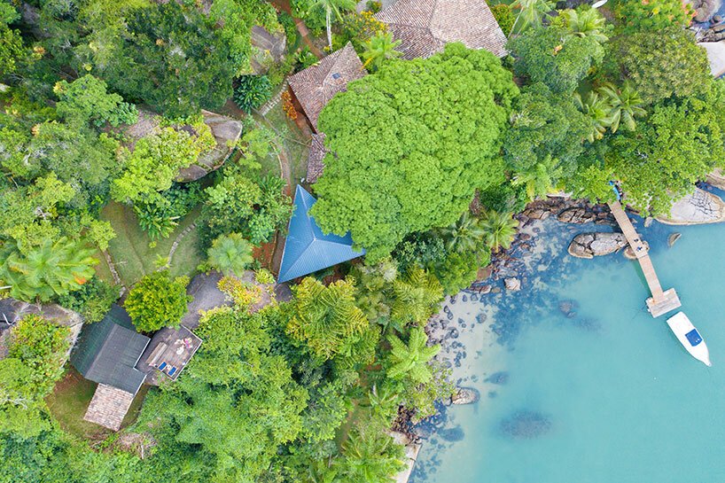 三角形“casa proa”树屋漂浮在巴西沿海树冠之间 三角形“casa proa”树屋漂浮在巴西沿海树冠之间