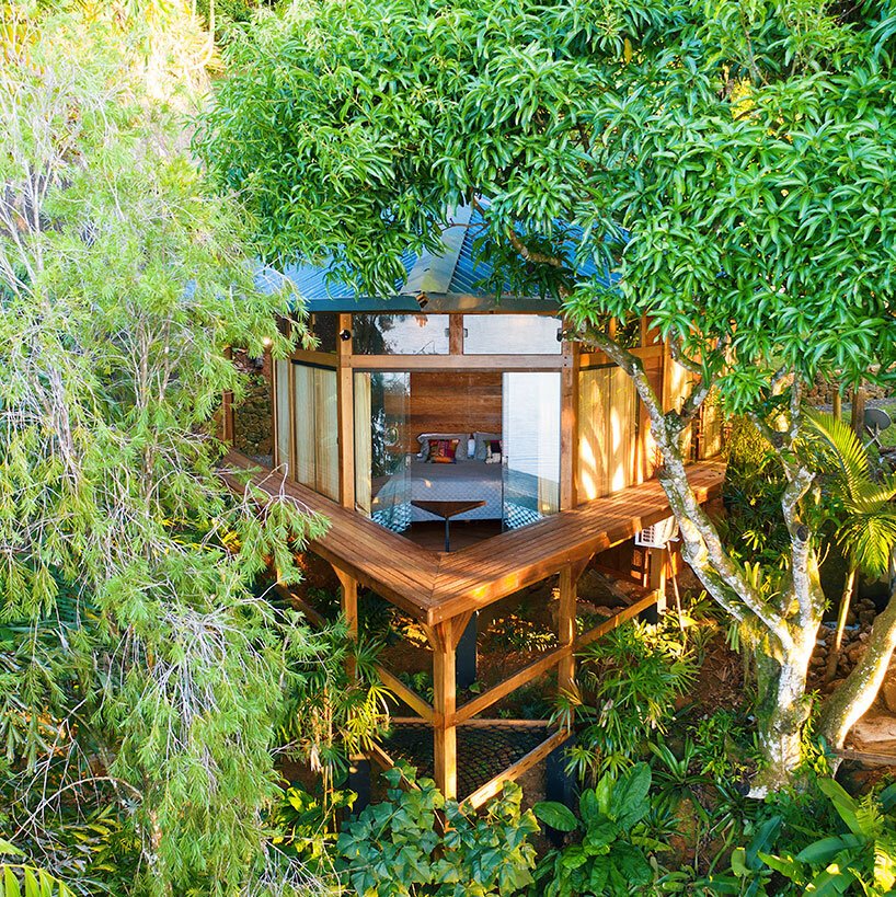 三角形“casa proa”树屋漂浮在巴西沿海树冠之间 三角形“casa proa”树屋漂浮在巴西沿海树冠之间