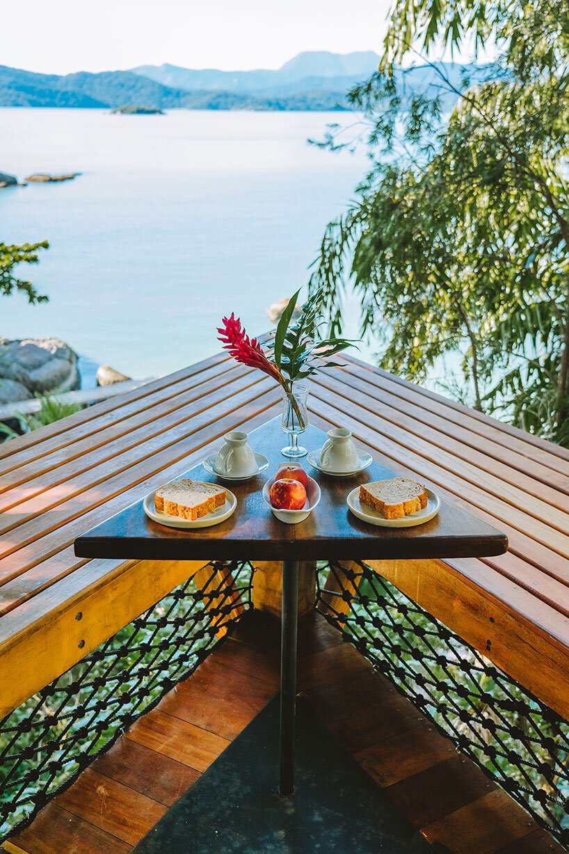 三角形“casa proa”树屋漂浮在巴西沿海树冠之间 三角形“casa proa”树屋漂浮在巴西沿海树冠之间