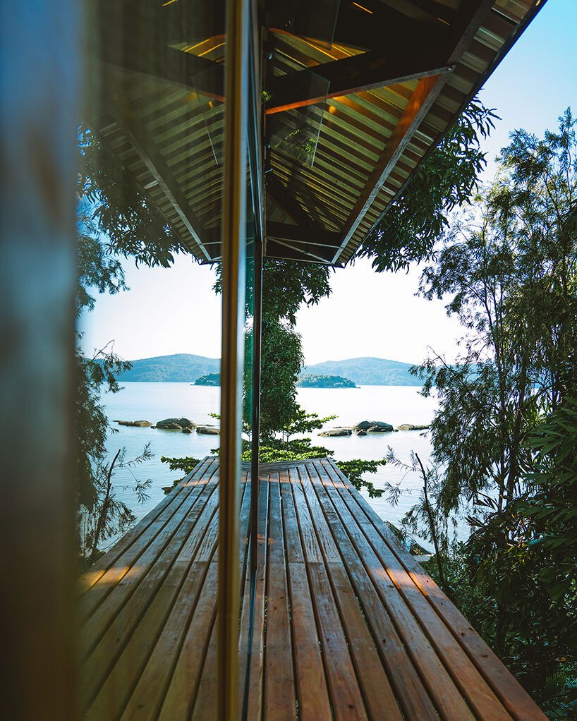 三角形“casa proa”树屋漂浮在巴西沿海树冠之间 三角形“casa proa”树屋漂浮在巴西沿海树冠之间