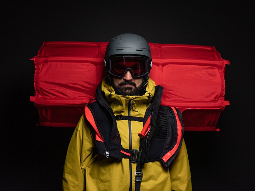 AEROSIZE 的便携式雪崩安全气囊是一款用于越野滑雪运动的紧凑型安全套件