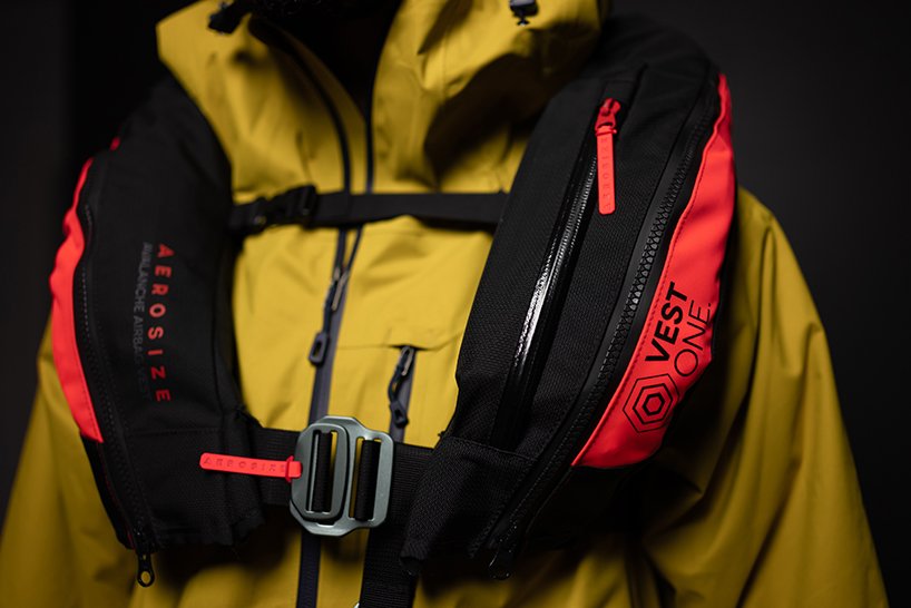 AEROSIZE 的便携式雪崩安全气囊是一款用于越野滑雪运动的紧凑型安全套件