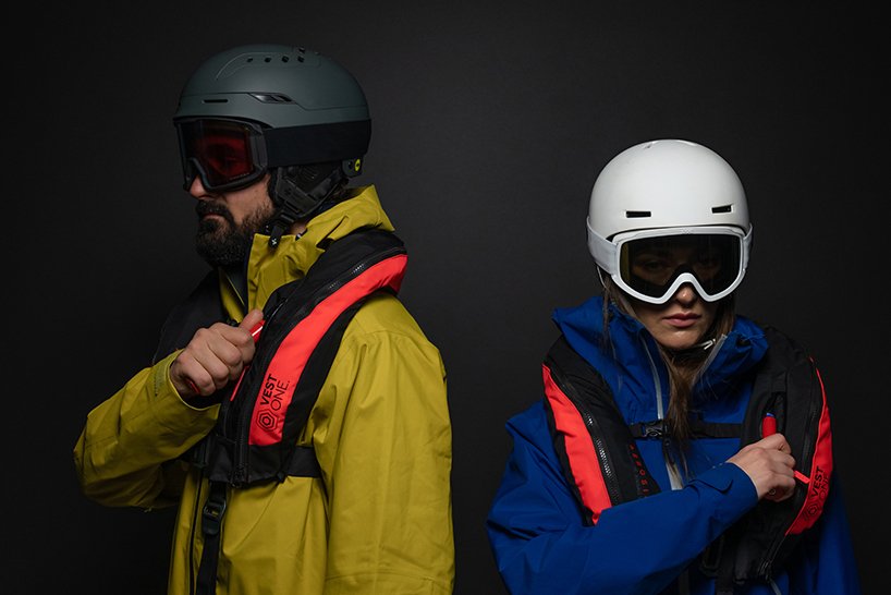 AEROSIZE 的便携式雪崩安全气囊是一款用于越野滑雪运动的紧凑型安全套件