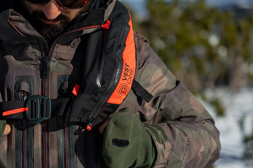 AEROSIZE 的便携式雪崩安全气囊是一款用于越野滑雪运动的紧凑型安全套件