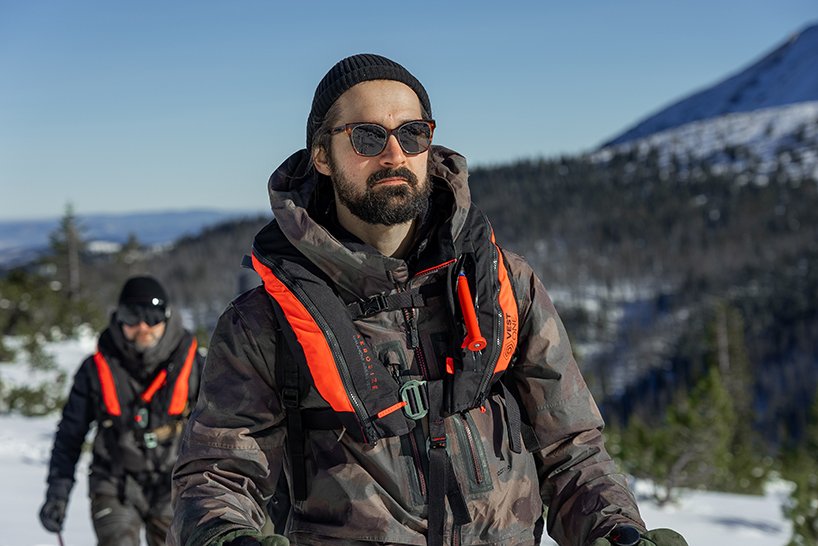 AEROSIZE 的便携式雪崩安全气囊是一款用于越野滑雪运动的紧凑型安全套件