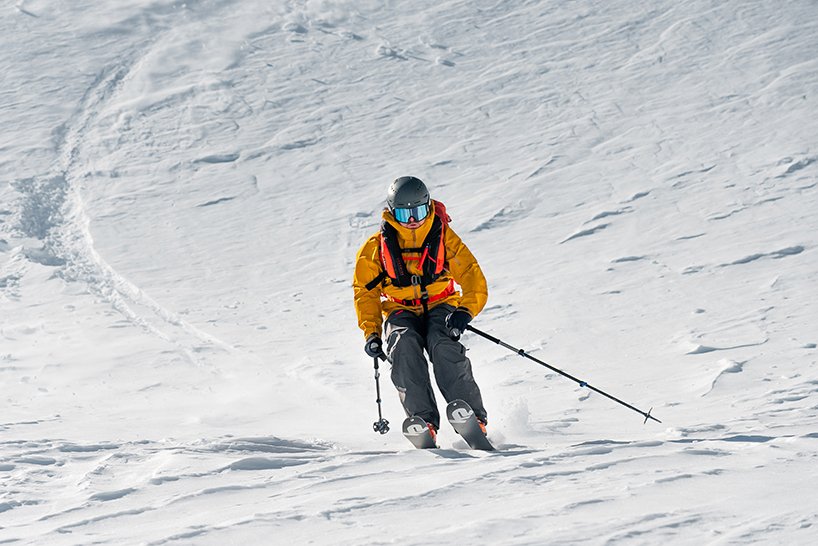 AEROSIZE 的便携式雪崩安全气囊是一款用于越野滑雪运动的紧凑型安全套件