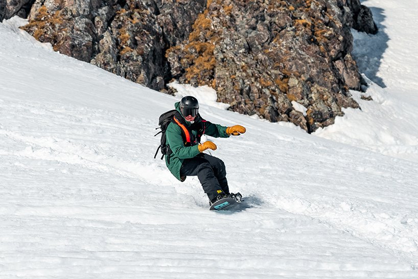 AEROSIZE 的便携式雪崩安全气囊是一款用于越野滑雪运动的紧凑型安全套件