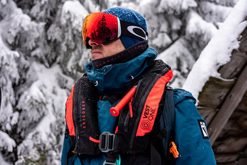 AEROSIZE 的便携式雪崩安全气囊是一款用于越野滑雪运动的紧凑型安全套件