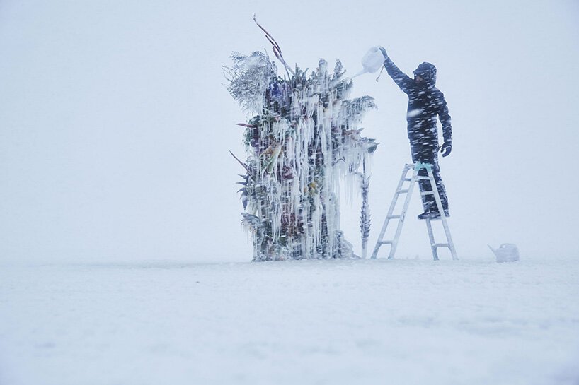 在冷冻花卉中，azuma makoto 使用冰来保存花卉装置
