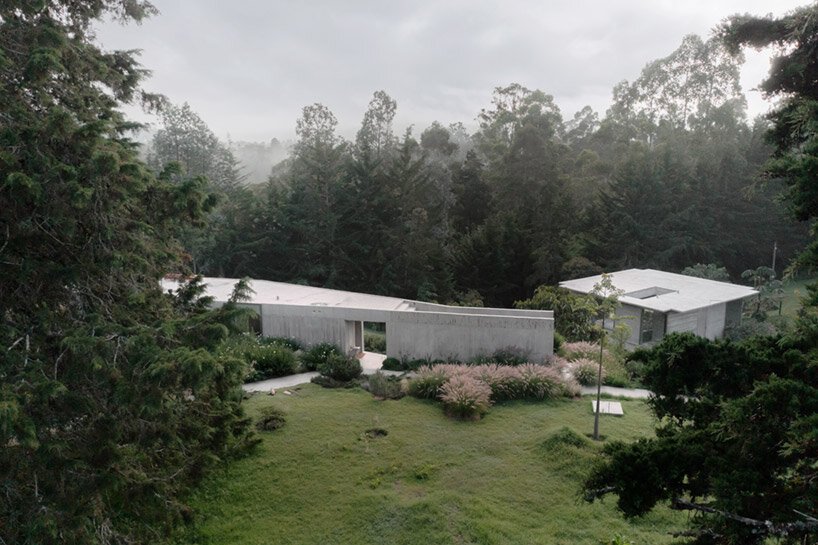 LCLA 办公室的 ballen house 是坐落在野生安第斯山脉中的两座混凝土结构 LCLA 办公室的 ballen house 是坐落在野生安第斯山脉中的两座混凝土结构