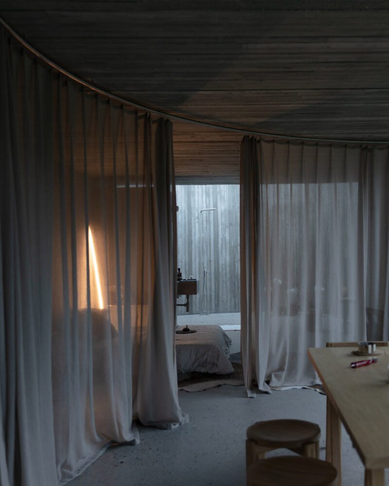 LCLA 办公室的 ballen house 是坐落在野生安第斯山脉中的两座混凝土结构 LCLA 办公室的 ballen house 是坐落在野生安第斯山脉中的两座混凝土结构