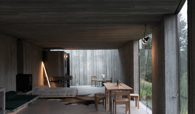 LCLA 办公室的 ballen house 是坐落在野生安第斯山脉中的两座混凝土结构 LCLA 办公室的 ballen house 是坐落在野生安第斯山脉中的两座混凝土结构