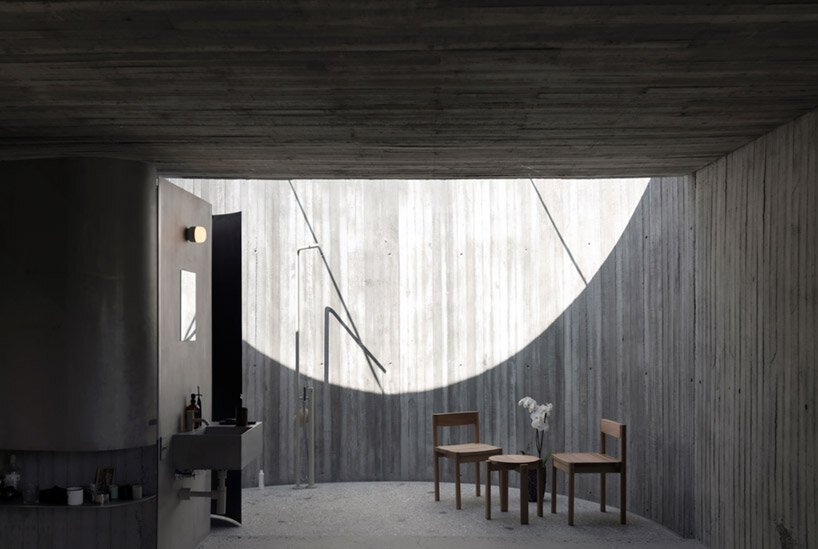 LCLA 办公室的 ballen house 是坐落在野生安第斯山脉中的两座混凝土结构 LCLA 办公室的 ballen house 是坐落在野生安第斯山脉中的两座混凝土结构