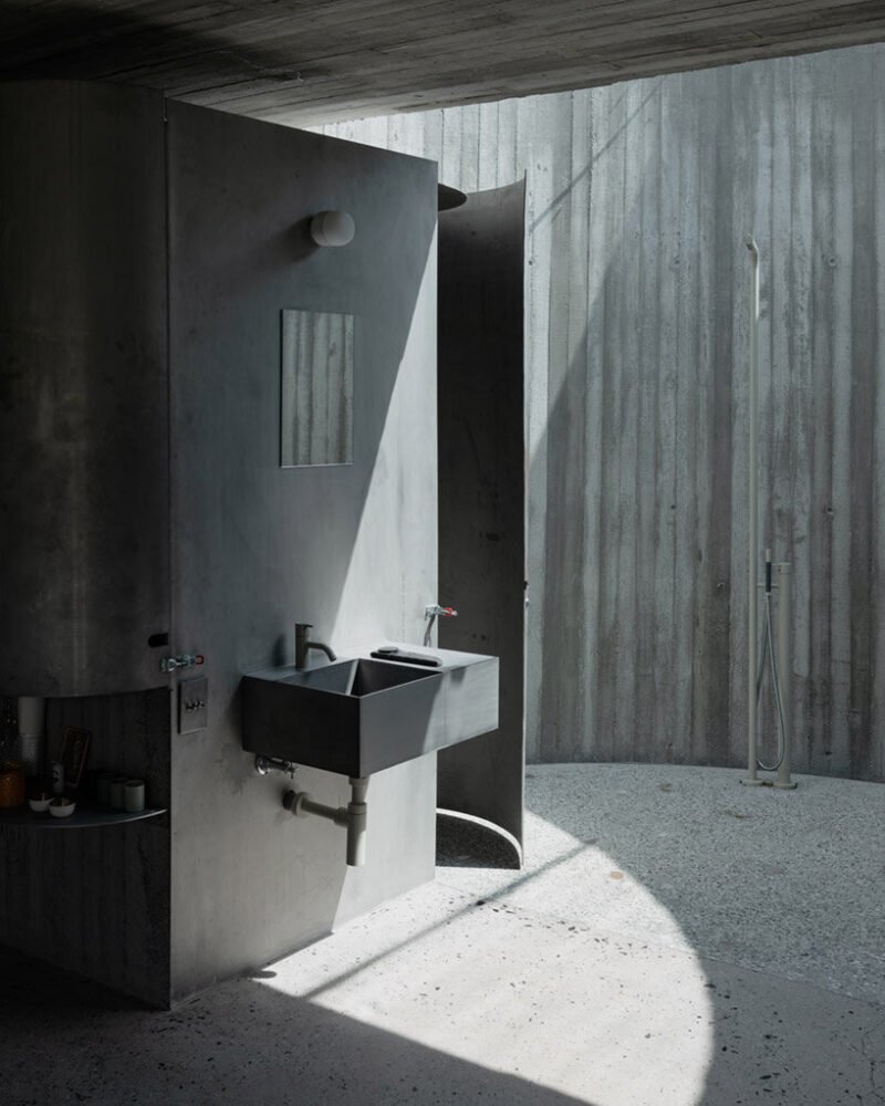 LCLA 办公室的 ballen house 是坐落在野生安第斯山脉中的两座混凝土结构 LCLA 办公室的 ballen house 是坐落在野生安第斯山脉中的两座混凝土结构