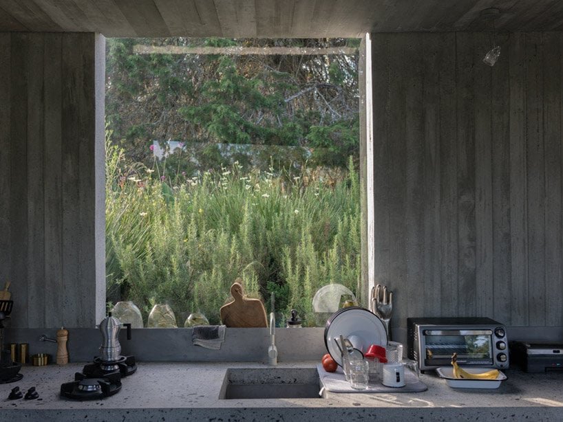 LCLA 办公室的 ballen house 是坐落在野生安第斯山脉中的两座混凝土结构 LCLA 办公室的 ballen house 是坐落在野生安第斯山脉中的两座混凝土结构