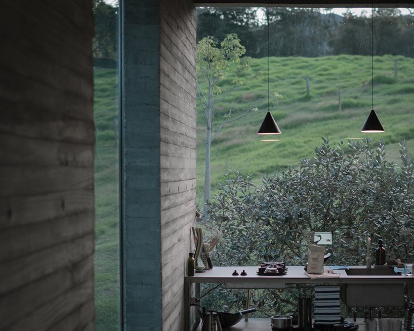 LCLA 办公室的 ballen house 是坐落在野生安第斯山脉中的两座混凝土结构 LCLA 办公室的 ballen house 是坐落在野生安第斯山脉中的两座混凝土结构