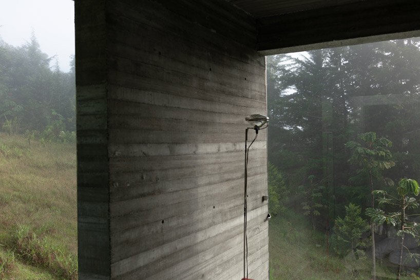 LCLA 办公室的 ballen house 是坐落在野生安第斯山脉中的两座混凝土结构 LCLA 办公室的 ballen house 是坐落在野生安第斯山脉中的两座混凝土结构